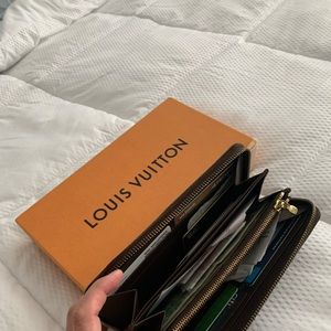 Authentic Louis Vuitton Damier Zippy Wallet
